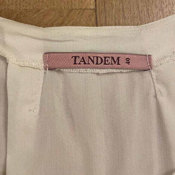 Beautiful white buttoned blouse - Picture 2 of 7